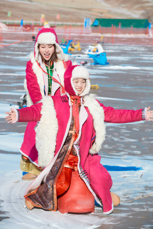 冬天在冻结湖面玩嬉戏滑冰的闺蜜少女图片