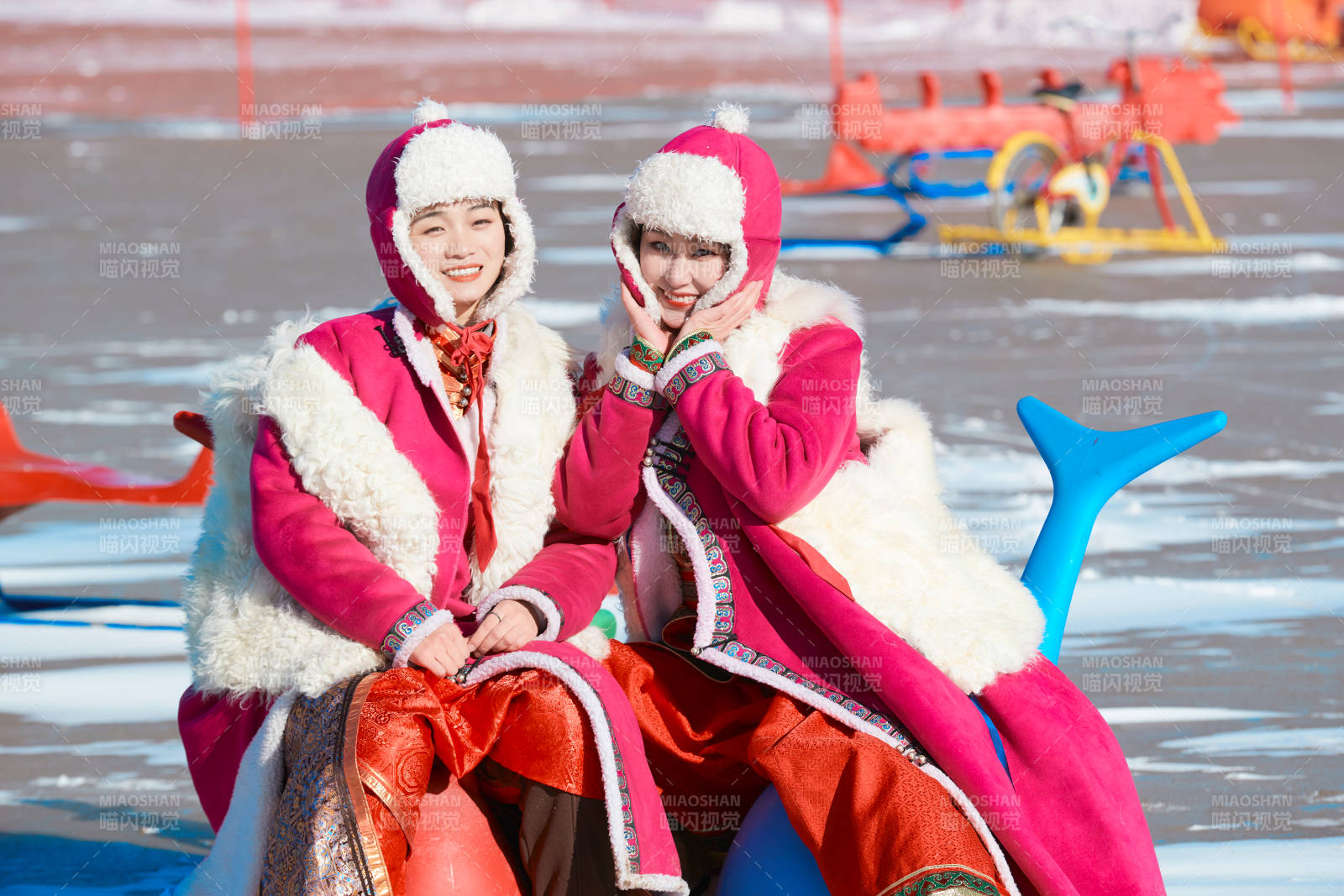 冬天在冻结湖面玩嬉戏滑冰的闺蜜少女图片