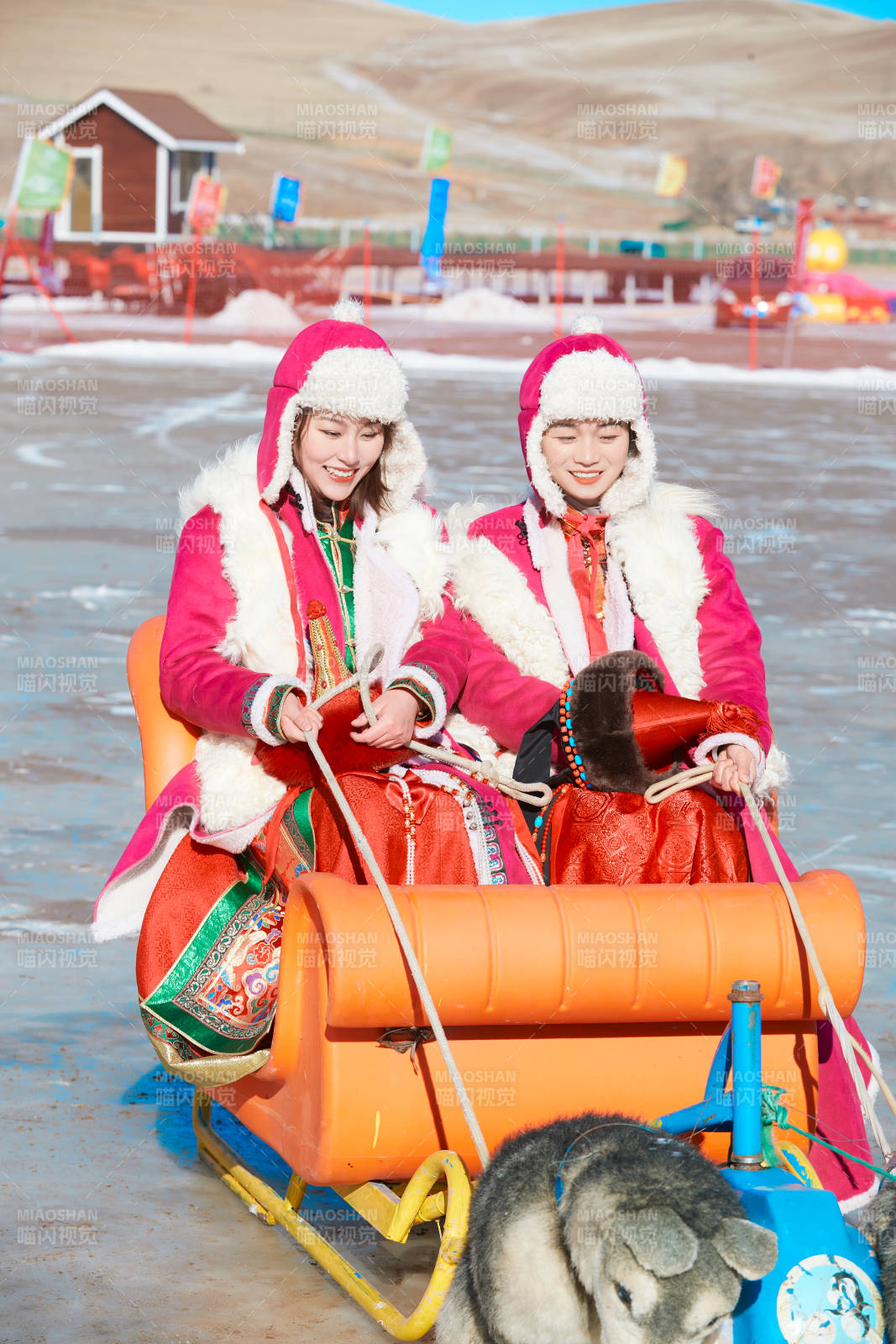 冬天在冻结湖面玩嬉戏滑冰的闺蜜少女图片