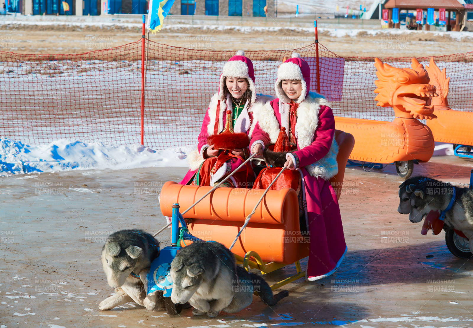 冬天在冻结湖面玩嬉戏滑冰的闺蜜少女图片