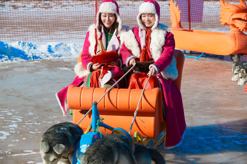 冬天在冻结湖面玩嬉戏滑冰的闺蜜少女图片