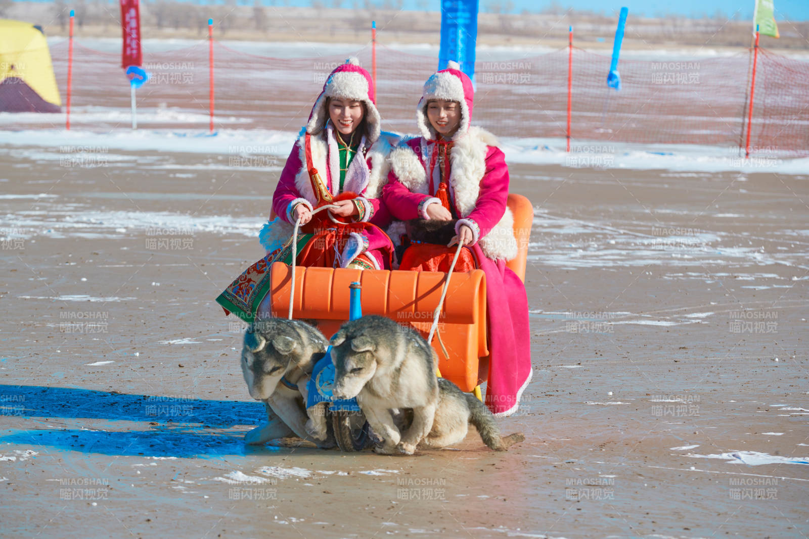 冬天在冻结湖面玩嬉戏滑冰的闺蜜少女图片