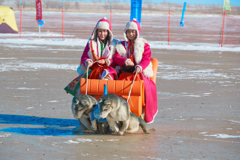 冬天在冻结湖面玩嬉戏滑冰的闺蜜少女图片