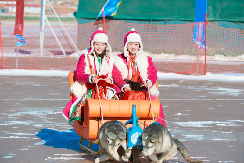 冬天在冻结湖面玩嬉戏滑冰的闺蜜少女图片