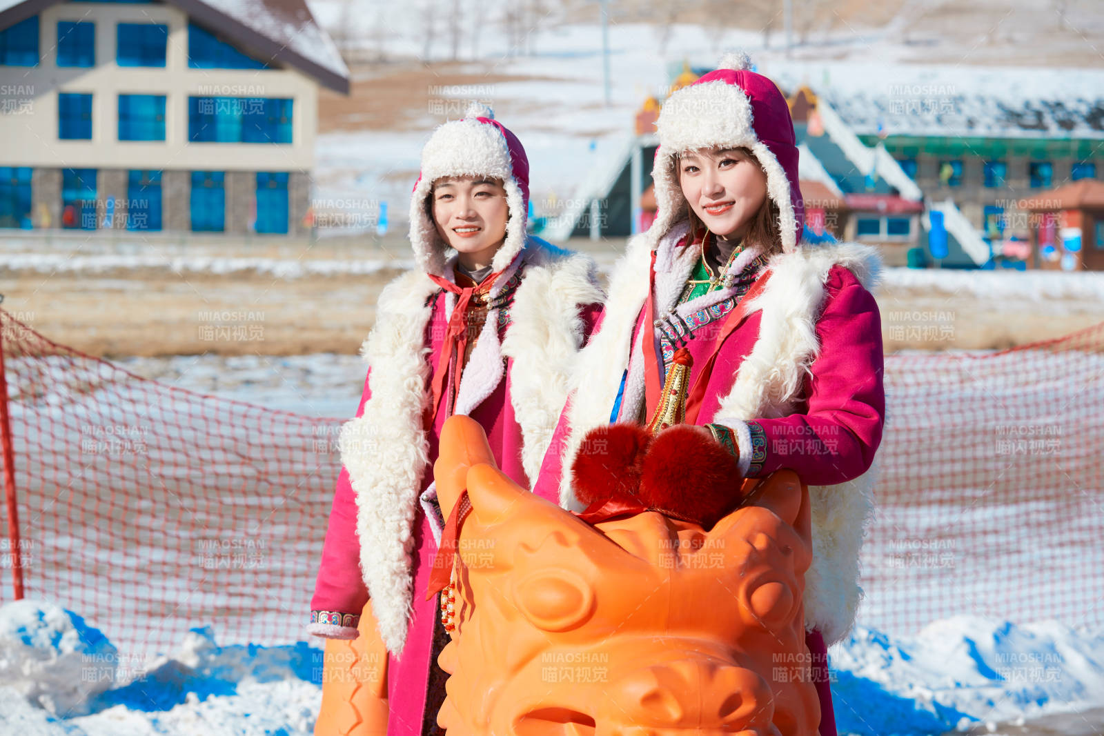 冬天在冻结湖面玩嬉戏滑冰的闺蜜少女图片