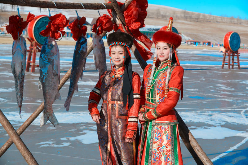 冬天在冻结湖面玩嬉戏滑冰的闺蜜少女图片