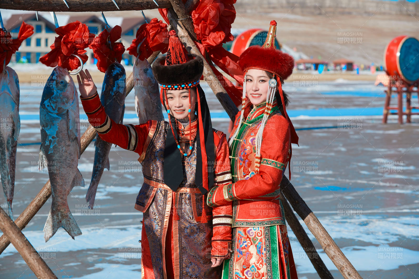 穿着蒙族服饰参加冬季捕鱼活动的闺蜜少女图片