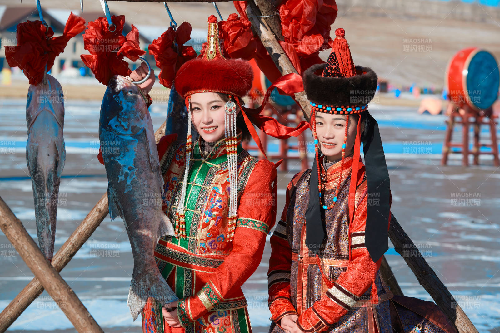 穿着蒙族服饰参加冬季捕鱼活动的闺蜜少女图片