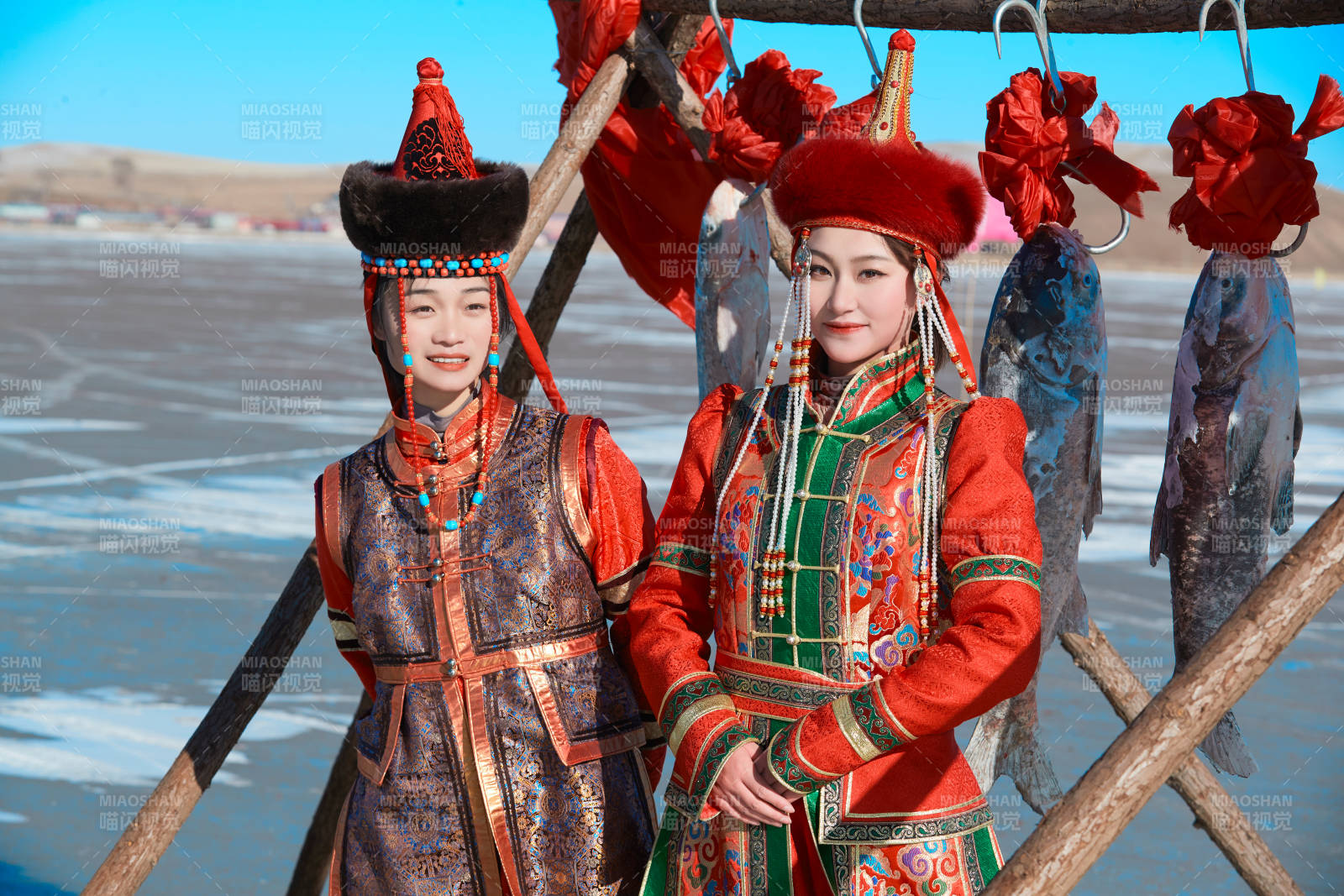 穿着蒙族服饰参加冬季捕鱼活动的闺蜜少女图片