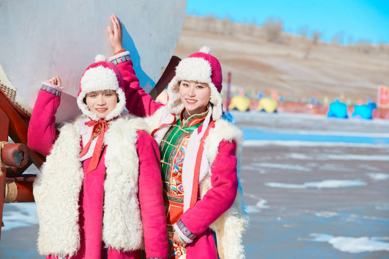 冬天在冻结湖面玩嬉戏滑冰的闺蜜少女图片