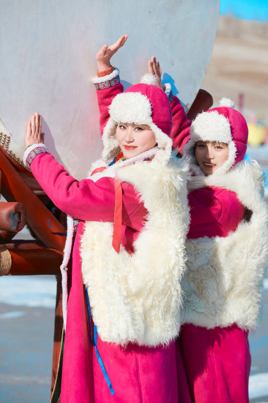 冬天在冻结湖面玩嬉戏滑冰的闺蜜少女图片