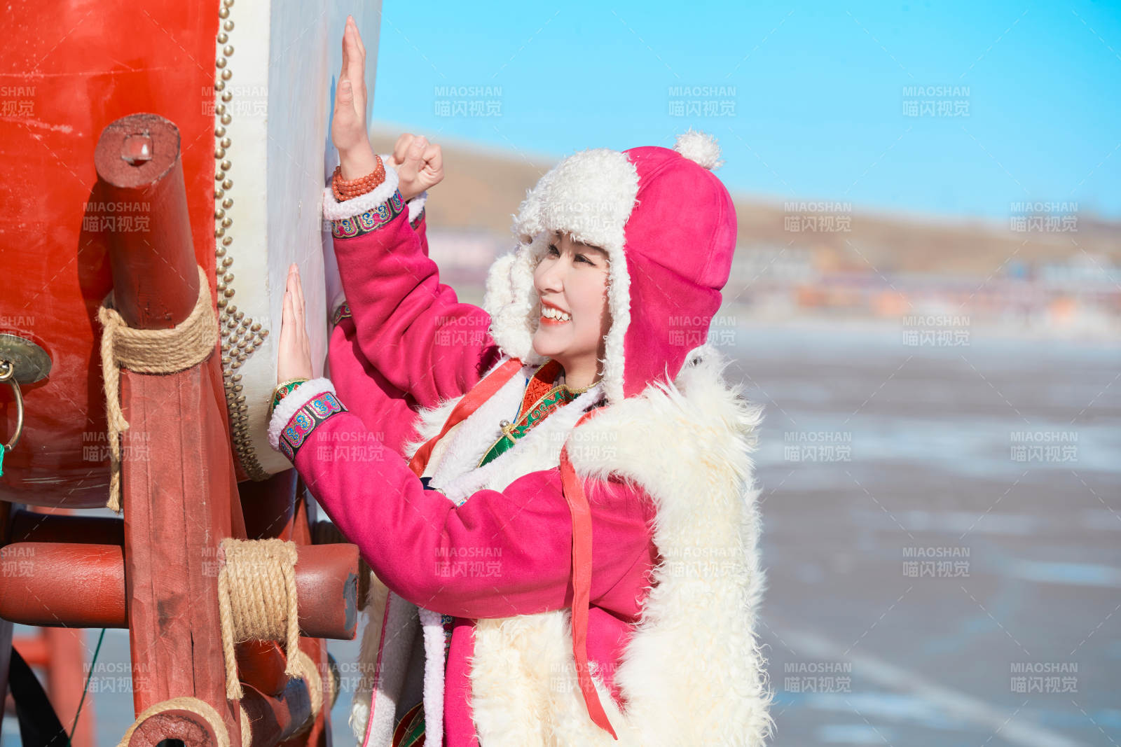 冬天在冻结湖面玩嬉戏滑冰的闺蜜少女图片