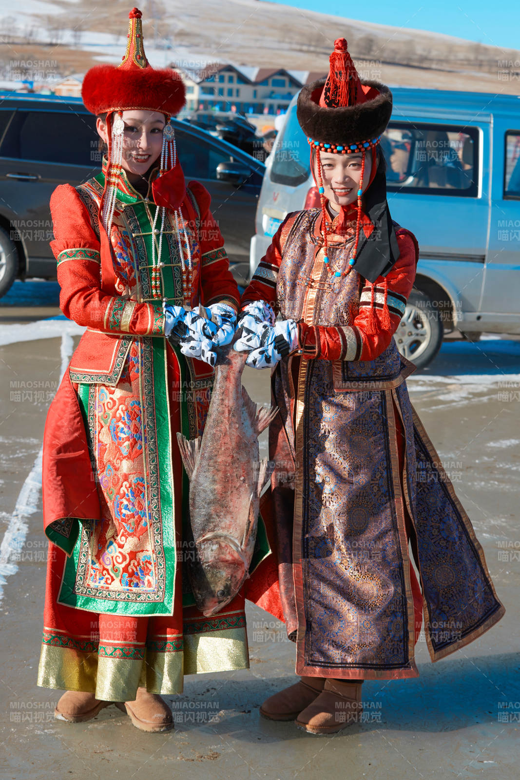 穿着蒙族服饰参加冬季捕鱼活动的闺蜜少女图片