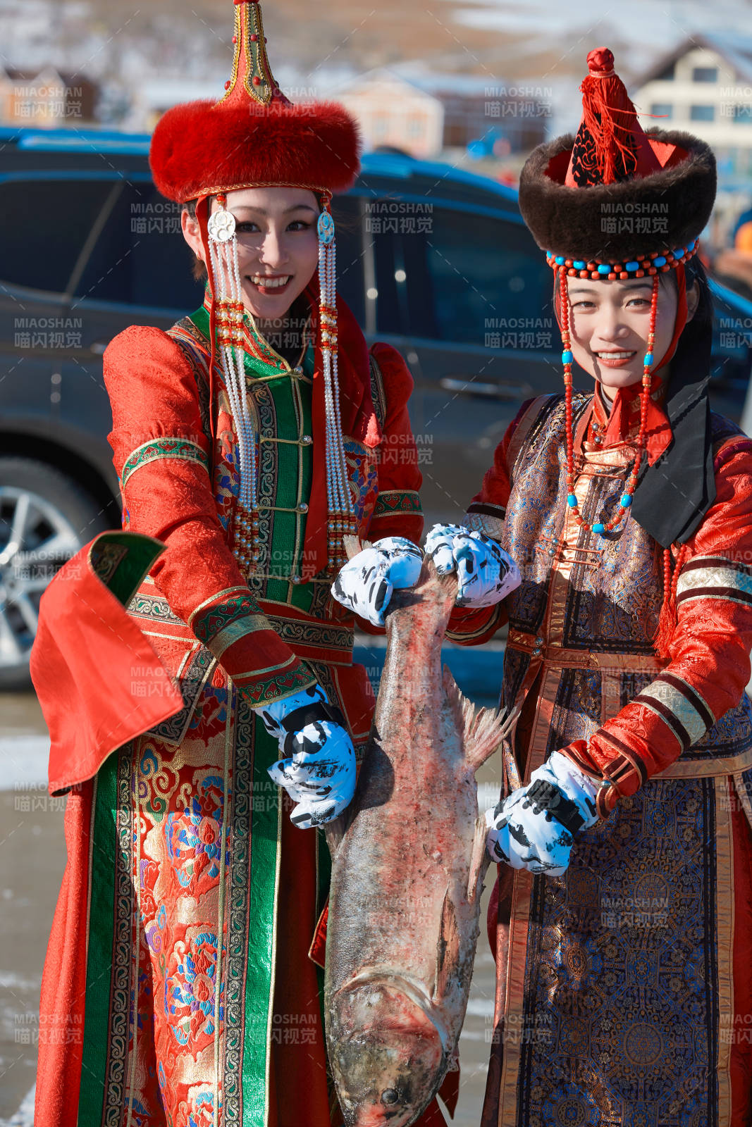 穿着蒙族服饰参加冬季捕鱼活动的闺蜜少女图片