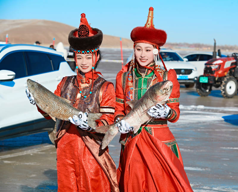 穿着蒙族服饰参加冬季捕鱼活动的闺蜜少女图片