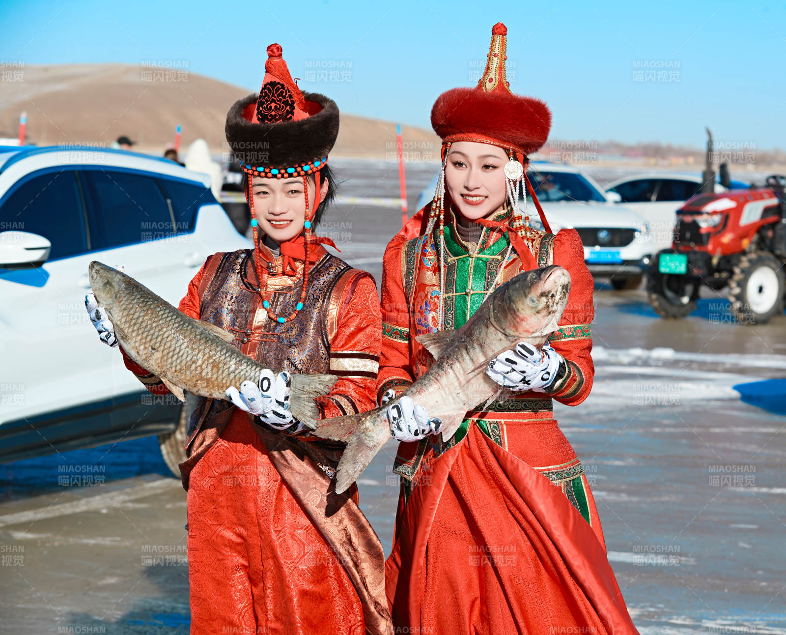 穿着蒙族服饰参加冬季捕鱼活动的闺蜜少女图片