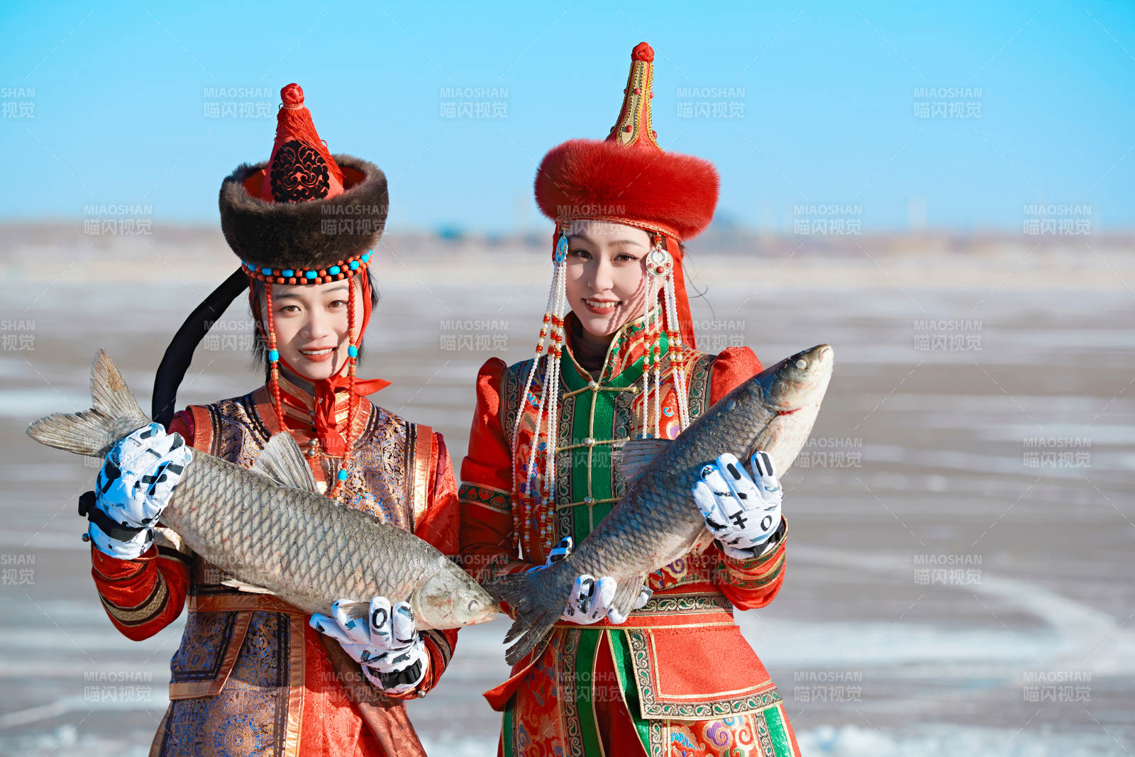穿着蒙族服饰参加冬季捕鱼活动的闺蜜少女图片