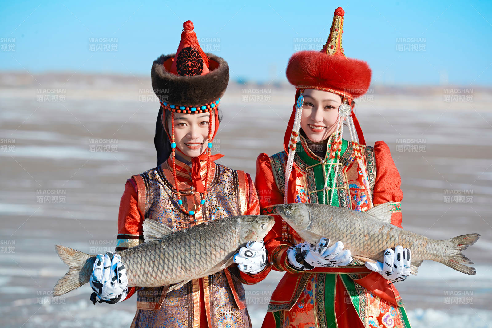 穿着蒙族服饰参加冬季捕鱼活动的闺蜜少女图片