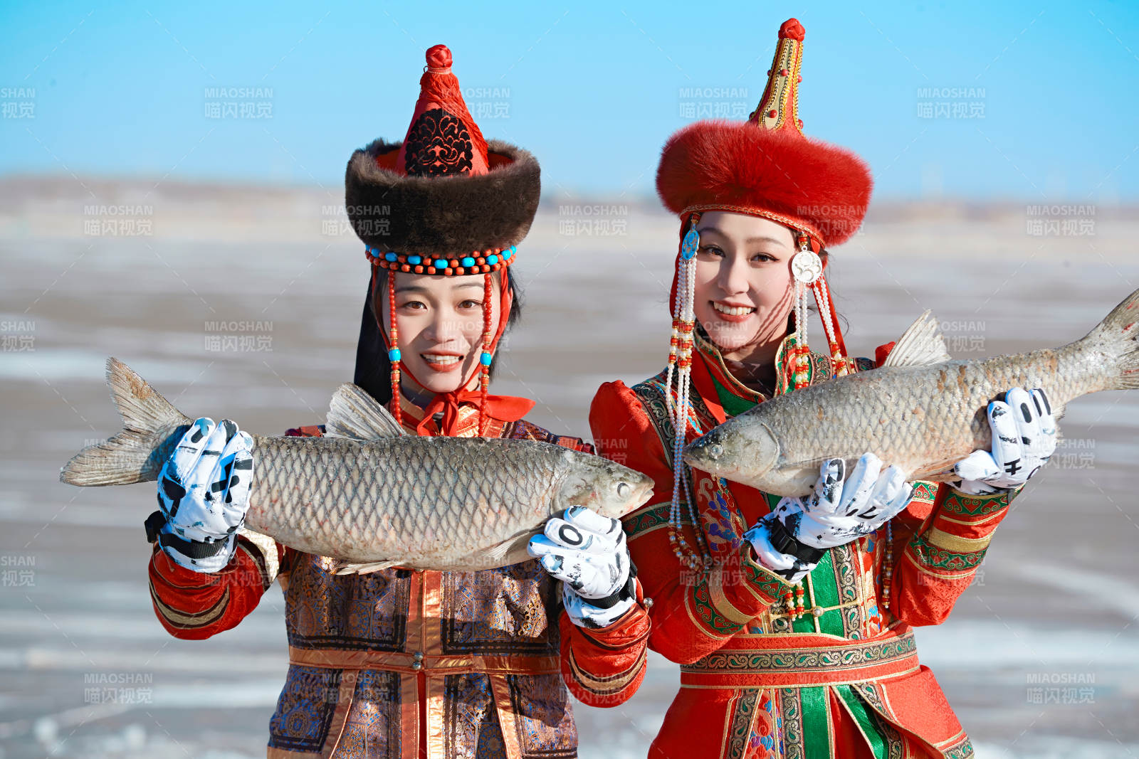 穿着蒙族服饰参加冬季捕鱼活动的闺蜜少女图片