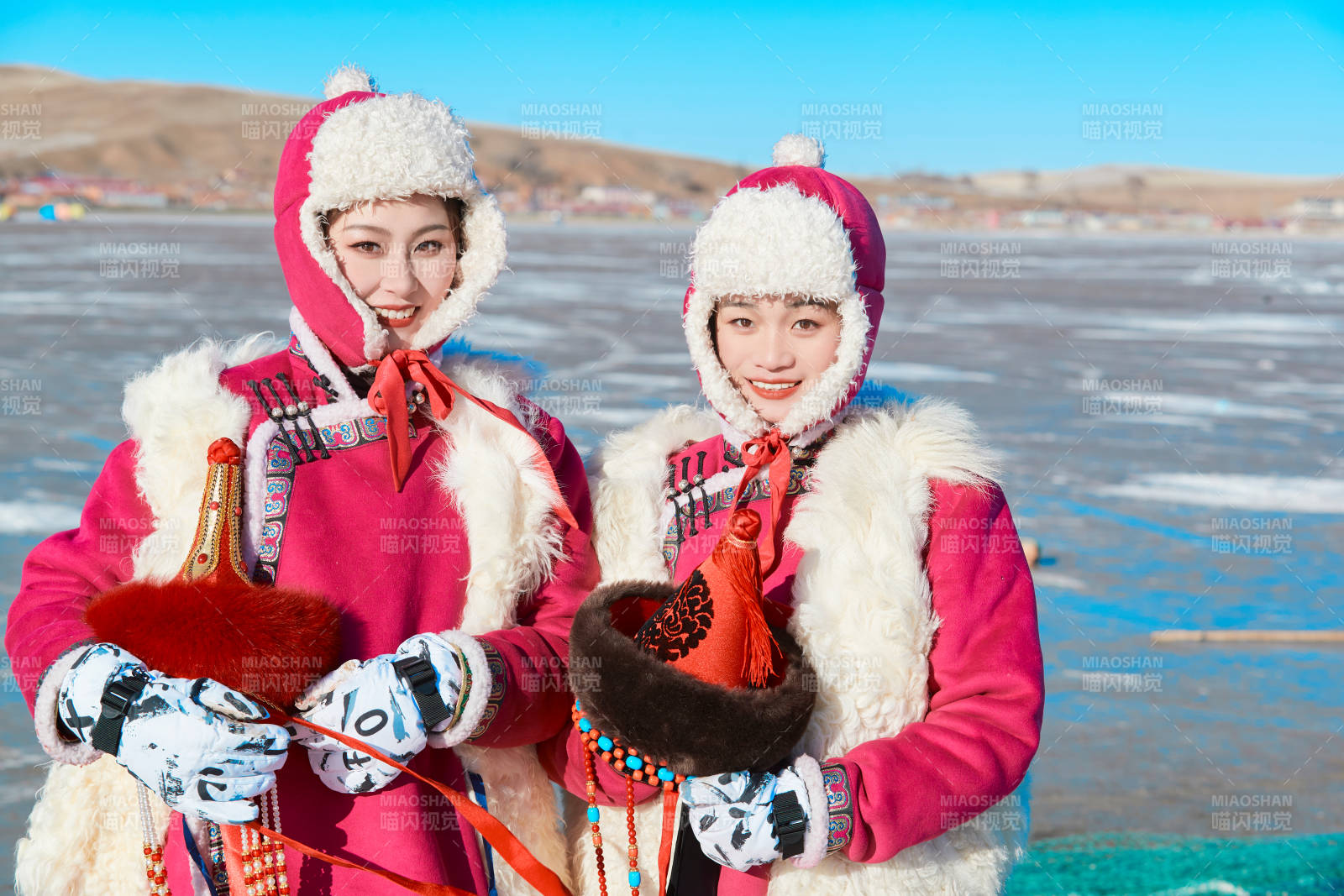 在滑雪场进行滑雪运动的年轻女性图片