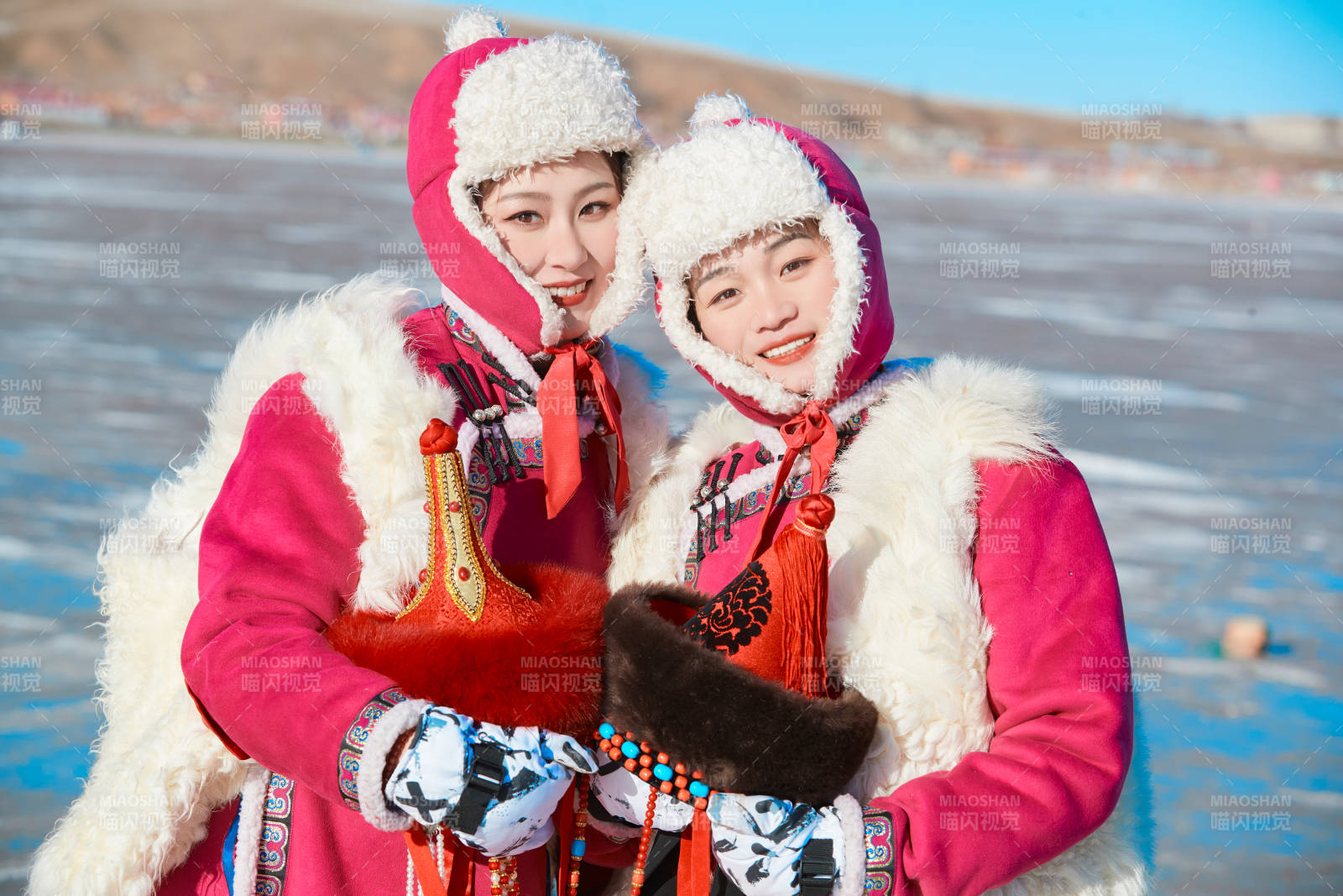 在滑雪场进行滑雪运动的年轻女性图片