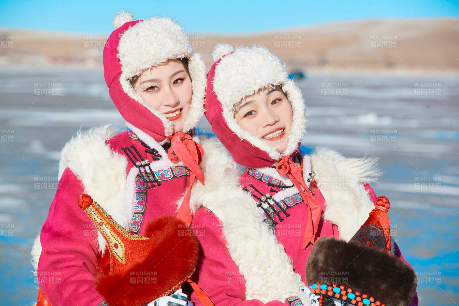 在滑雪场进行滑雪运动的年轻女性图片