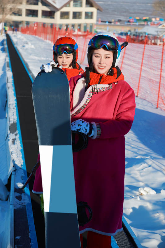 在滑雪场进行滑雪运动的年轻女性图片