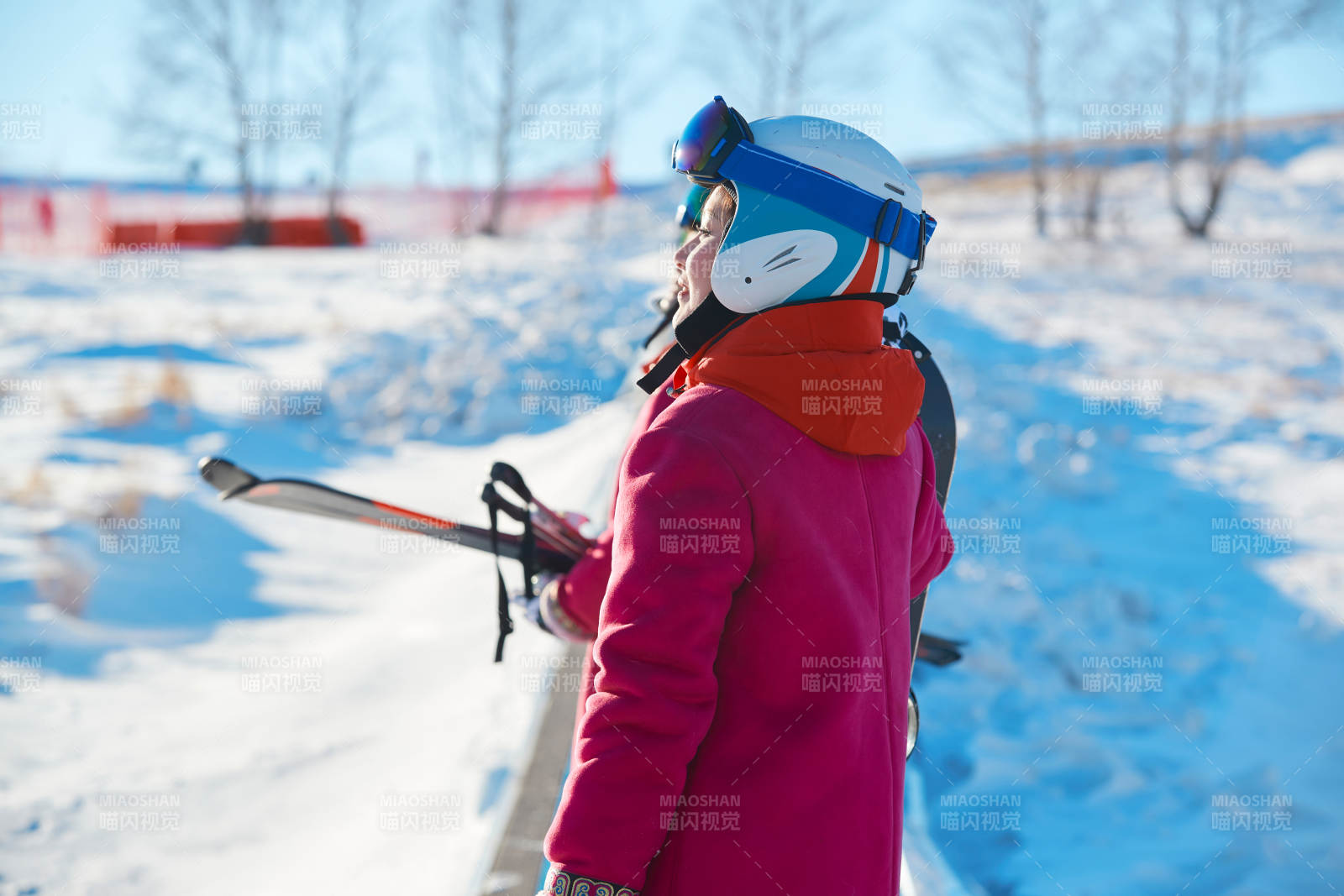 在滑雪场进行滑雪运动的年轻女性图片