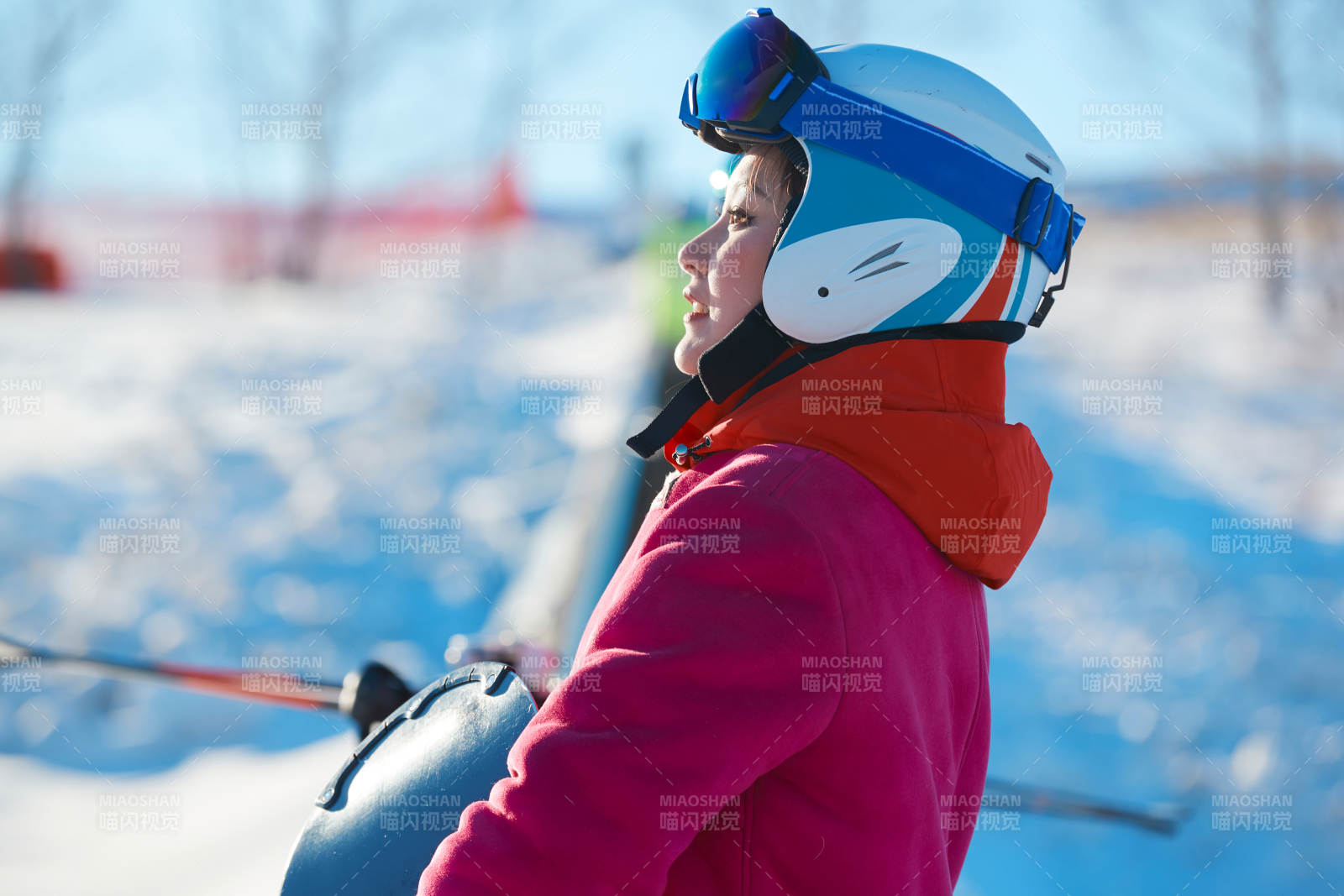 在滑雪场进行滑雪运动的年轻女性图片