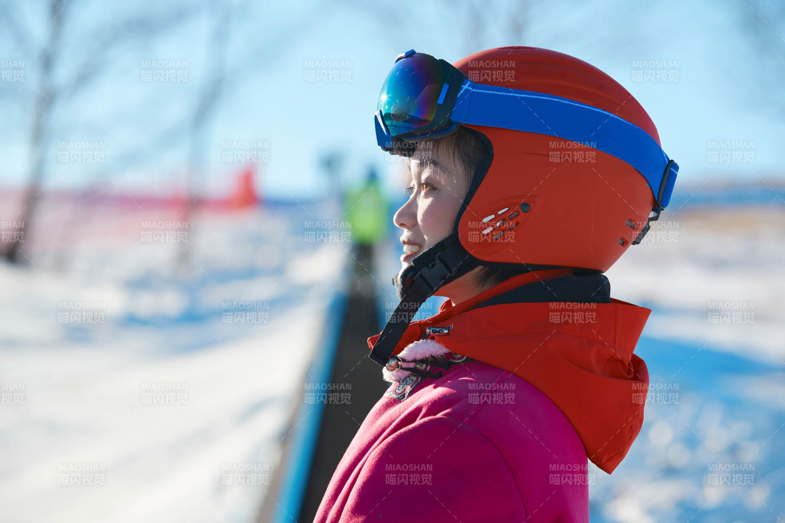 在滑雪场进行滑雪运动的年轻女性图片