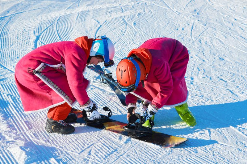 在滑雪场进行滑雪运动的年轻女性图片