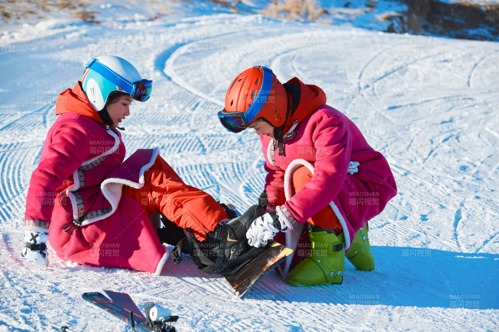 在滑雪场进行滑雪运动的年轻女性图片