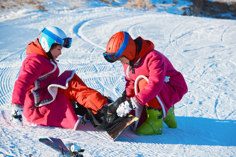 在滑雪场进行滑雪运动的年轻女性图片