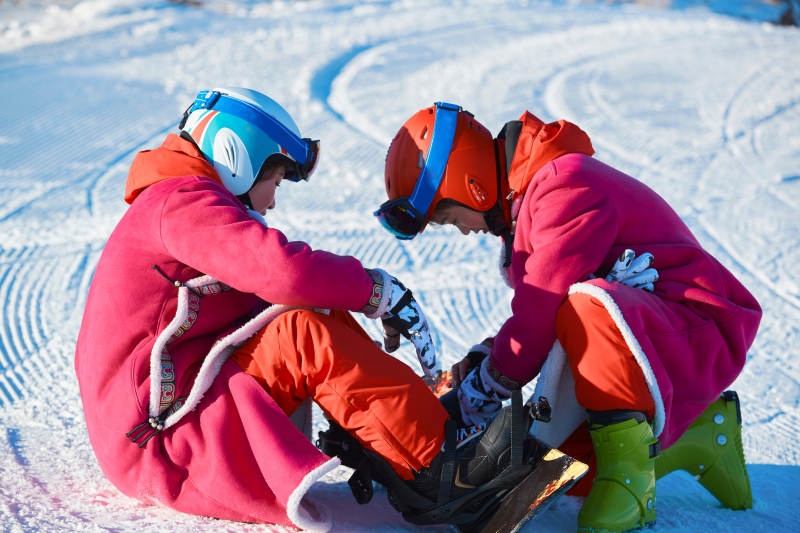 在滑雪场进行滑雪运动的年轻女性图片