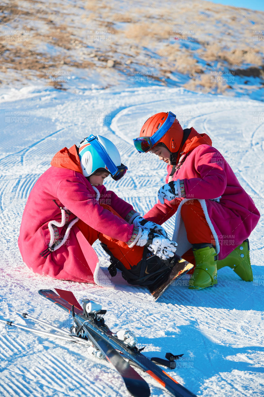 在滑雪场进行滑雪运动的年轻女性图片