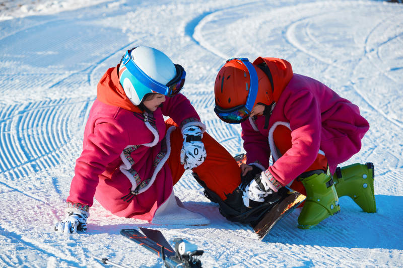 在滑雪场进行滑雪运动的年轻女性图片