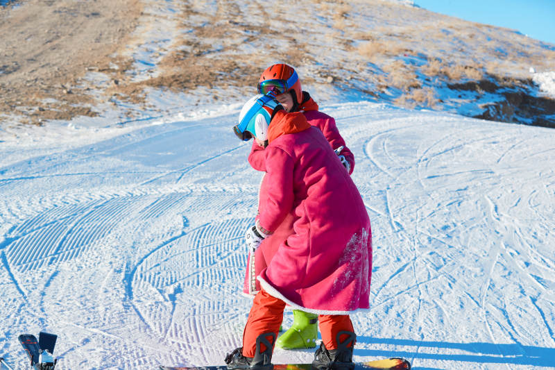 在滑雪场进行滑雪运动的年轻女性图片
