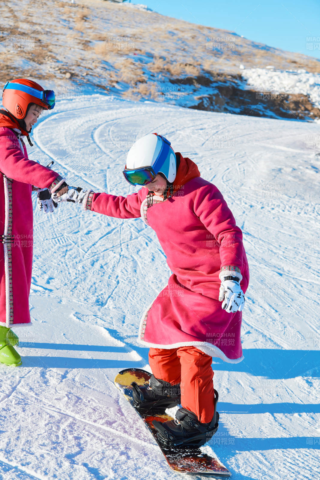 在滑雪场进行滑雪运动的年轻女性图片