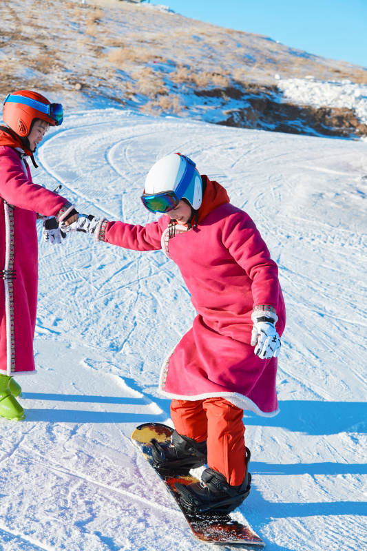在滑雪场进行滑雪运动的年轻女性图片