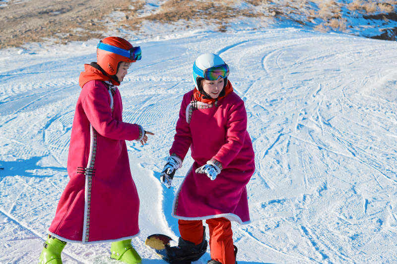 在滑雪场进行滑雪运动的年轻女性图片