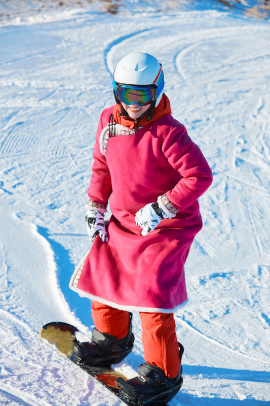 在滑雪场进行滑雪运动的年轻女性图片