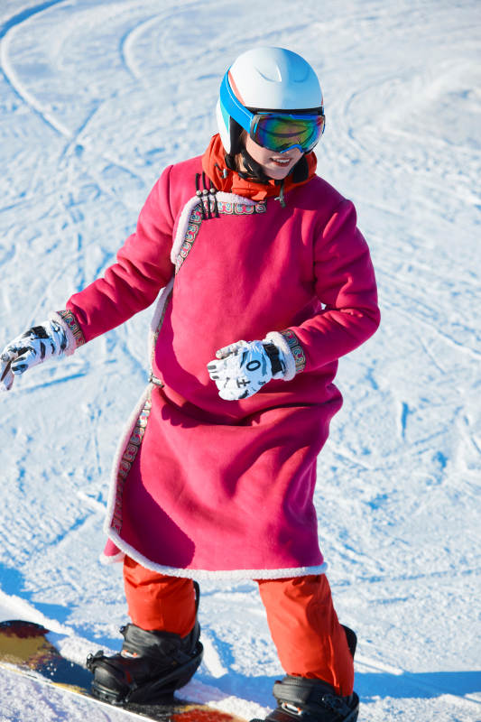 在滑雪场进行滑雪运动的年轻女性图片