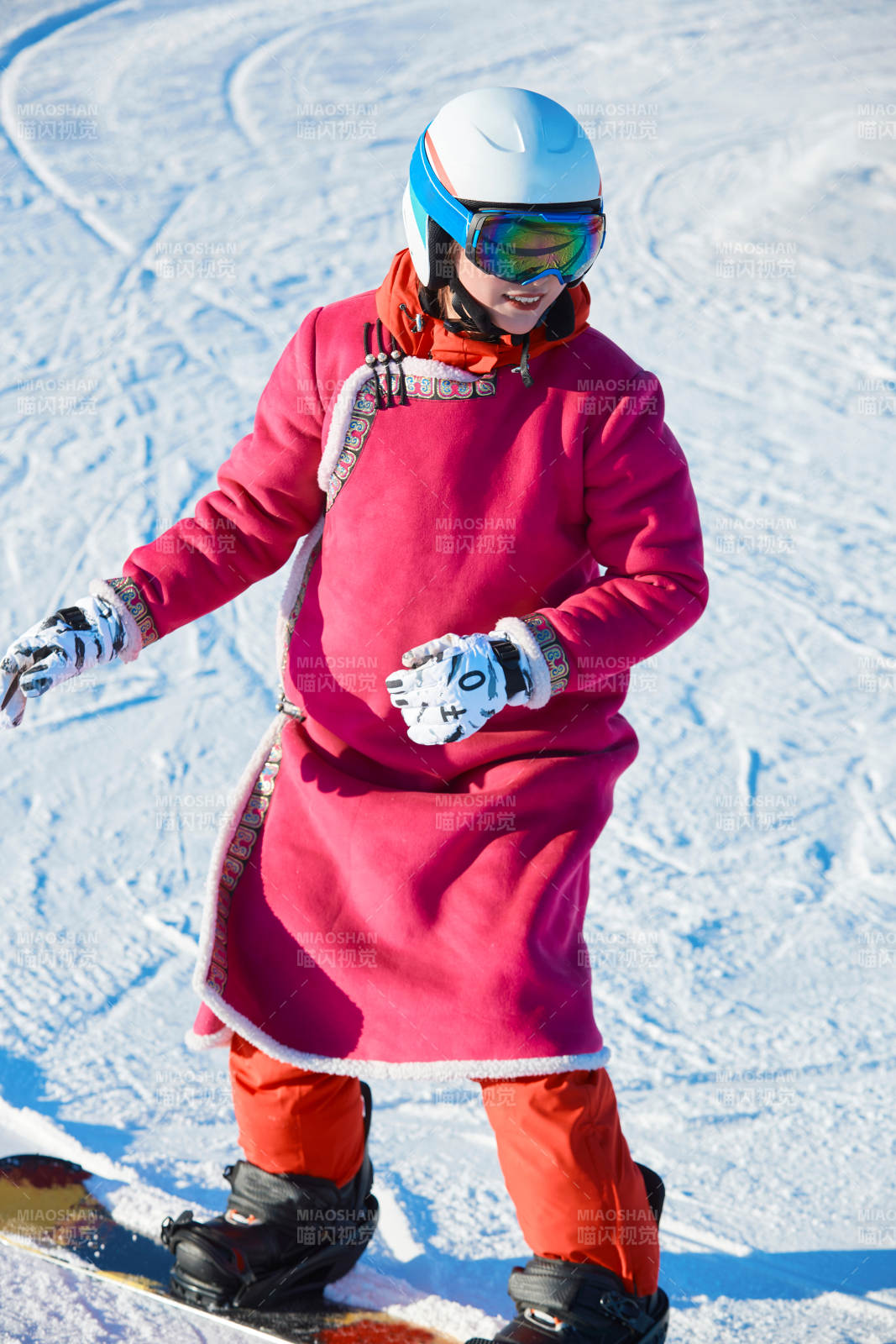 在滑雪场进行滑雪运动的年轻女性图片