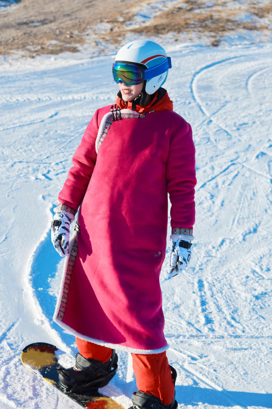 在滑雪场进行滑雪运动的年轻女性图片
