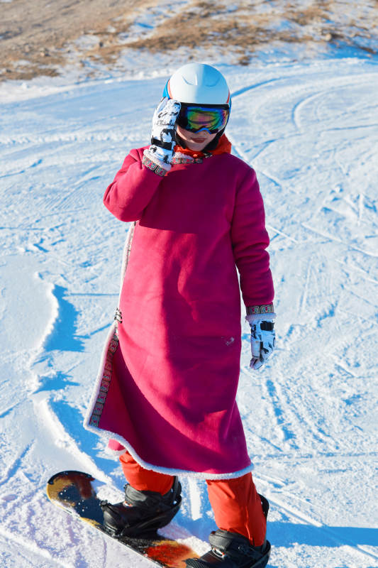 在滑雪场进行滑雪运动的年轻女性图片