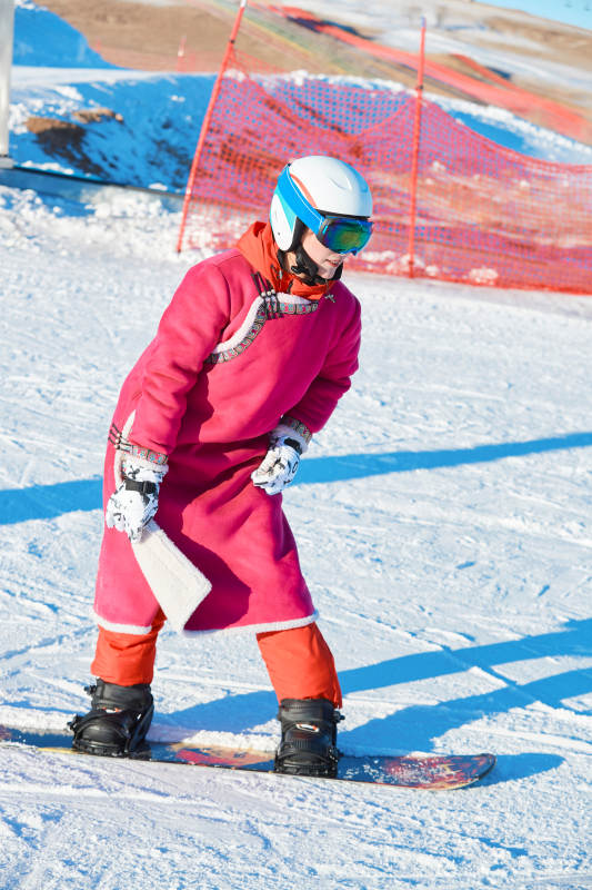 在滑雪场进行滑雪运动的年轻女性图片