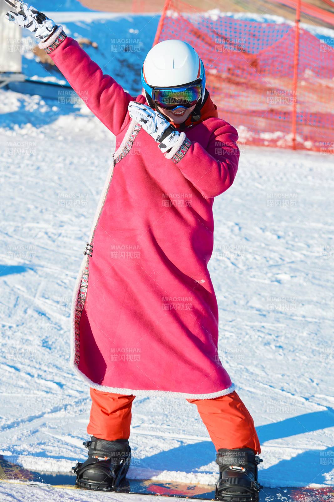 在滑雪场进行滑雪运动的年轻女性图片