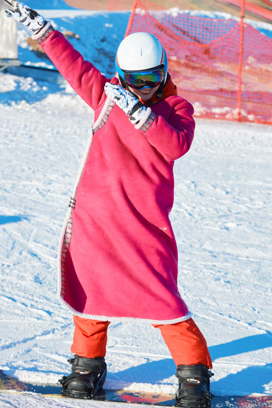 在滑雪场进行滑雪运动的年轻女性图片