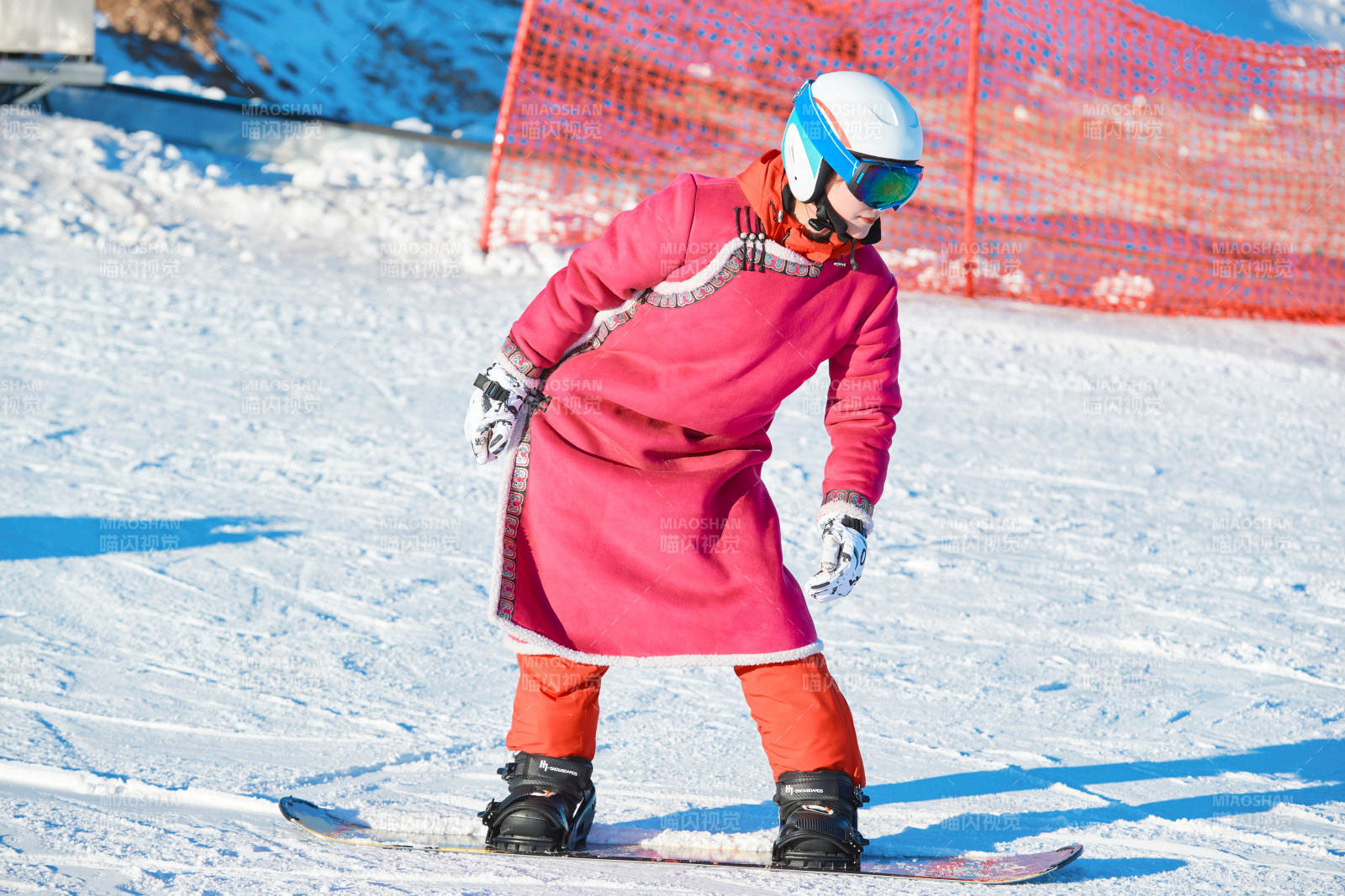 在滑雪场进行滑雪运动的年轻女性图片