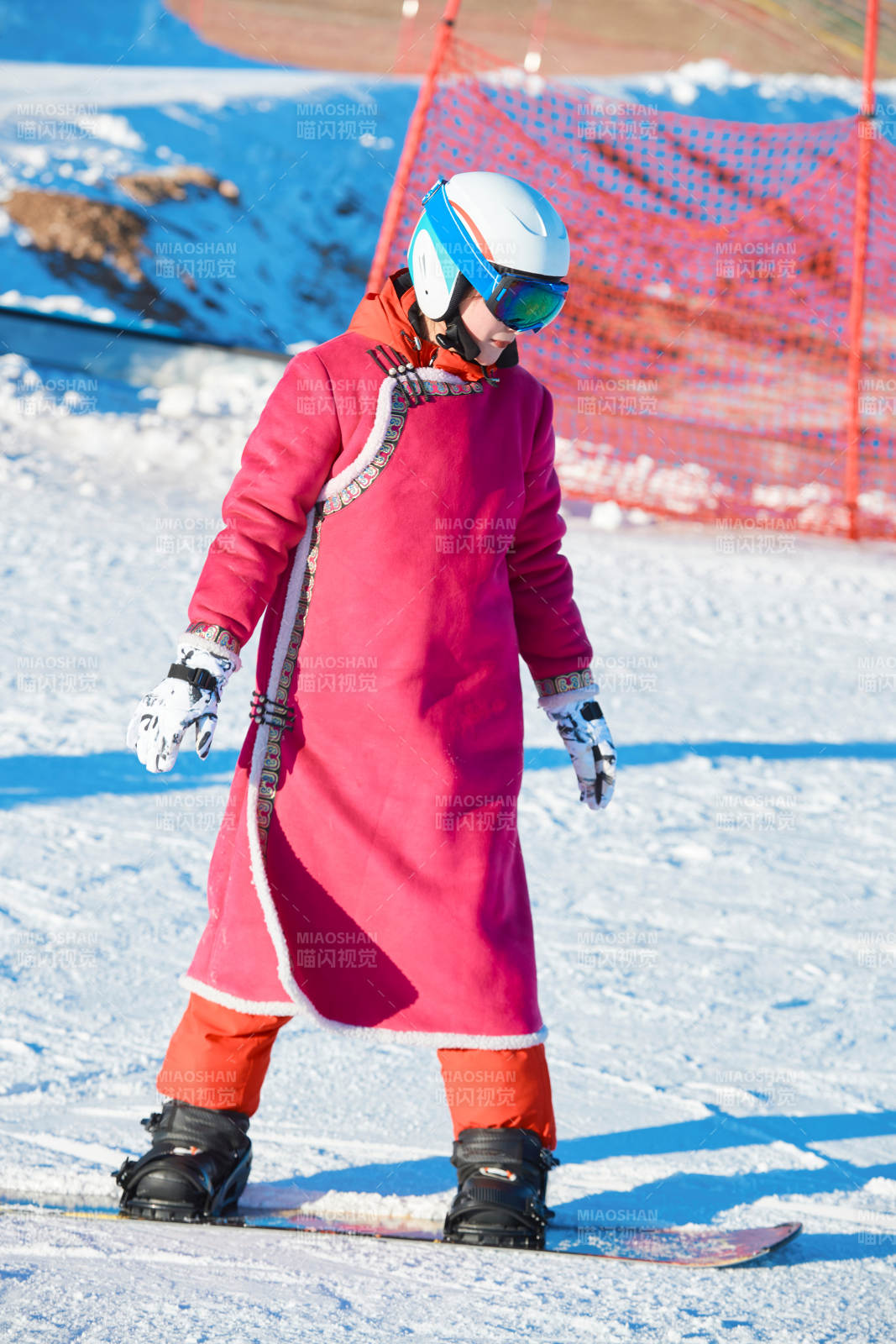 在滑雪场进行滑雪运动的年轻女性图片